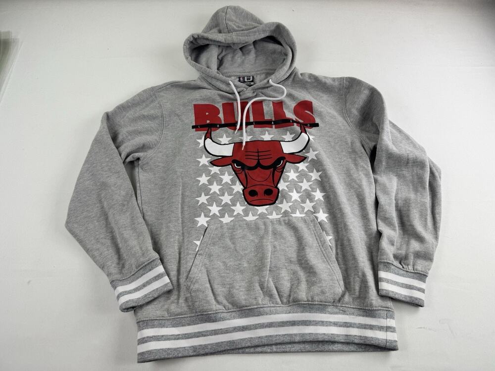 Chicago Bulls NBA Men’s Medium Gray Pullover Hoodie Front Back Graphic